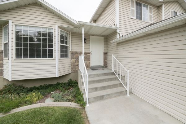 Cost of White Vinyl Siding Replacement in Cedar Falls